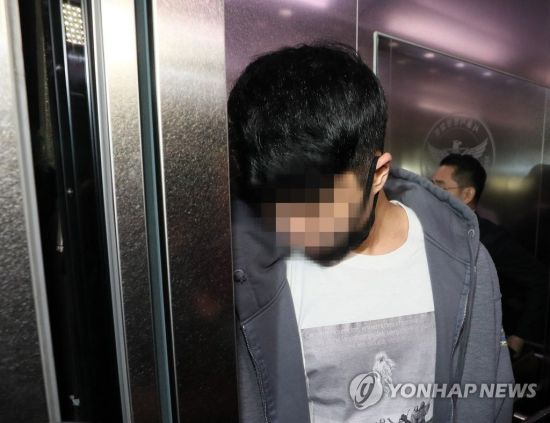 이문호 버닝썬 대표가 4일 오후 서울 종로구 서울지방경찰청 광역수사대에서 강남 유명 클럽 버닝썬의 경찰 유착 의혹과 관련해 조사를 받기 위해 출석, 엘리베이터에 타고 있다. 사진=연합뉴스