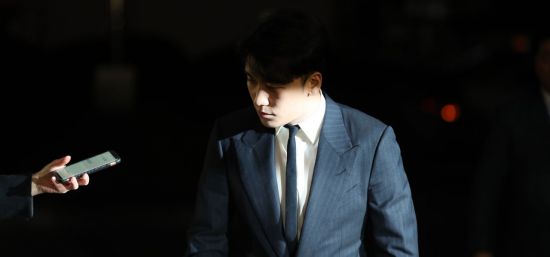 '해외 투자자 성접대' 의혹을 받고 있는 그룹 빅뱅의 승리가 2월 27일 조사받기 위해 서울지방경찰청으로 들어서고 있다. (사진=연합뉴스)