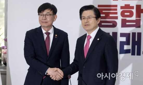 김상조 공정거래위원장이 4일 국회에서 황교안 자유한국당 대표를 찾아 인사를 나누고 있다./윤동주 기자 doso7@