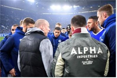 뒤셀도르프와의 경기가 끝난 다음 서포터즈와 이야기를 나누고 있는 샬케04 선수들. 사진출처=슈포트아인스(Sport1)