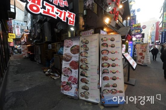 올해 최저임금 인상에 따라 영세 자영업자의 인건비 부담이 커지고 있는 2일 서울 종각역 인근 먹자골목이 한산한 모습을 보이고 있다. /문호남 기자 munonam@