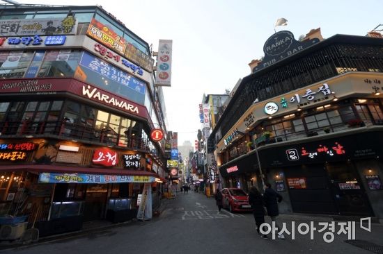 올해 최저임금 인상에 따라 영세 자영업자의 인건비 부담이 커지고 있는 2일 서울 종각역 인근 먹자골목이 한산한 모습을 보이고 있다. /문호남 기자 munonam@