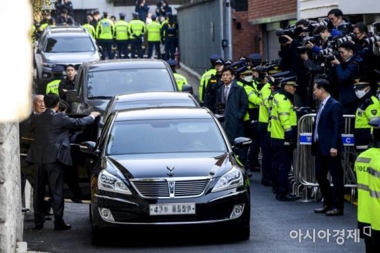 5.18 당시 계엄군의 헬기 사격을 증언한 故 조비오 신부의 명예를 훼손한 혐의를 받고 있는 전두환 전 대통령이 11일 서울 서대문구 연희동 자택에서 재판이 예정된 광주로 이동하기 위해 부인 이순자 여사와 자택을 나서고 있다./강진형 기자aymsdream@