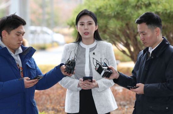 '장자연 사건'의 유일한 목격자로 알려진 고인의 동료배우 윤지오씨가 12일 오후 서울동부지검에 설치된 대검찰청 검찰 과거사 진상조사단에 참고인 자격으로 출석해 취재진의 질문에 답하고 있다. (사진=연합뉴스)