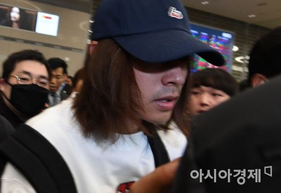 카카오톡 단체대화방을 통해 불법 촬영한 성관계 동영상을 유포했다는 의혹이 제기된 가수 정준영이 12일 인천국제공항 제2여객터미널을 통해 귀국하고 있다./영종도=강진형 기자aymsdream@