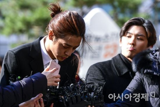 성관계 동영상 불법 촬영과 유포 혐의를 받고 있는 가수 정준영이 14일 서울 종로구 서울지방경찰청 광역수사대에 도착해 조사실 이동에 앞서 인사하고 있다./강진형 기자aymsdream@