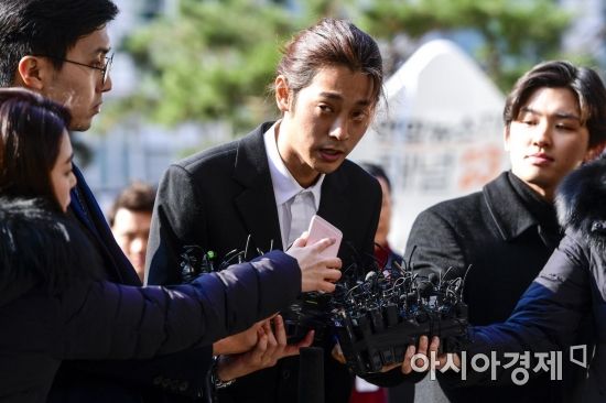 성관계 동영상 불법 촬영과 유포 혐의를 받고 있는 가수 정준영이 14일 서울 종로구 서울지방경찰청 광역수사대에 도착해 조사실 이동에 앞서 인사하고 있다./강진형 기자aymsdream@