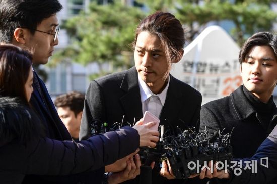 성관계 동영상 불법 촬영과 유포 혐의를 받고 있는 가수 정준영이 14일 서울 종로구 서울지방경찰청 광역수사대에 도착해 취재진의 질문을 받고 있다./강진형 기자aymsdream@