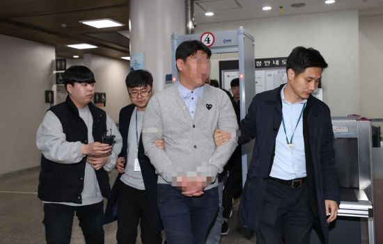 서울 강남의 유명 클럽 '버닝썬'과 경찰 간 유착 고리로 지목된 전직 경찰관 강모씨가 15일 오전 영장실질심사를 마치고 서초구 서울중앙지법을 나서고 있다. (사진=연합뉴스)