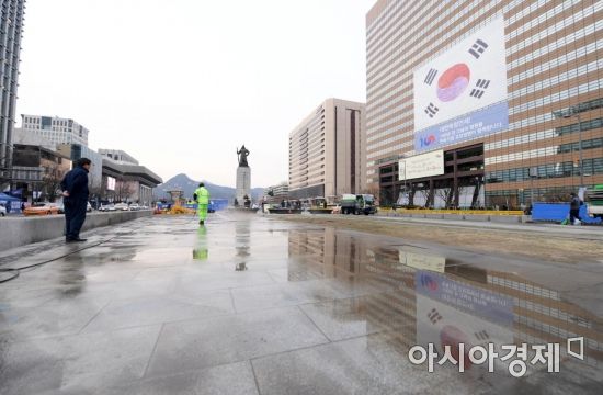 철거 작업이 끝난 광화문광장에서 서울시 관계자들이 세월호 천막 자리에 물을 뿌리고 있다. 천막 철거는 끝이 아닌 새로운 시작이다. /문호남 기자 munonam@