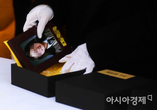 세월호 유족이 영정을 작은 상자에 담고 있다. /문호남 기자 munonam@