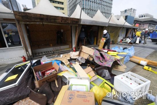 철거 작업은 오전 10시 40분에 시작해서 8시간이 넘어서 끝이 났다. 1709일 동안 천막에서 나온 짐이 생각보다 많았다. /문호남 기자 munonam@