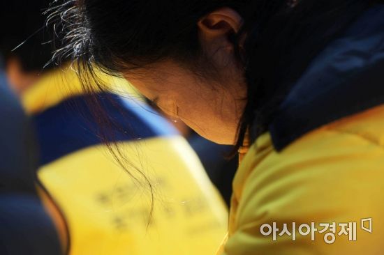 손바닥만 한 액자 속 앳된 얼굴의 청년 영정사진이 하나둘 떠나자 지켜보던 유족이 눈물을 흘리고 있다. /문호남 기자 munonam@