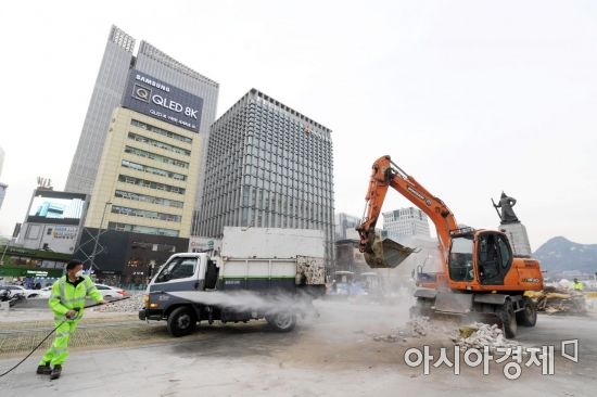 광화문광장에서 서울시 관계자들이 세월호 천막 철거 마무리 작업을 하고 있다. 흙먼지가 날리는 것을 방지하기 위해 물을 뿌리고 있다. /문호남 기자 munonam@