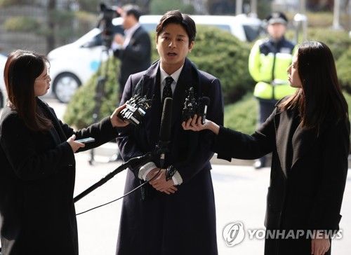 19일 명예훼손 사건의 피고소인 신분으로 서울 종로구 서울지방경찰청에 출석한 김상교씨가 착잡한 표정으로 포토라인에 섰다. 사진=연합뉴스