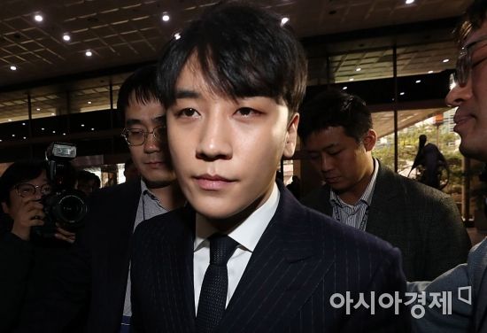 외국인 투자자에게 성접대 알선 혐의를 받고 있는 가수 승리가 14일 서울 종로구 서울지방경찰청 광역수사대에 도착해 조사실로 이동하고 있다./강진형 기자aymsdream@