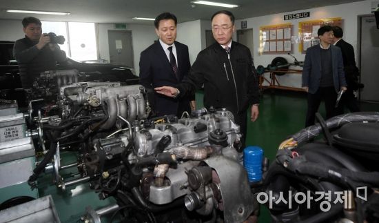 홍남기 경제부총리 겸 기획재정부 장관이 22일 경기 부천직업전문학교를 현장방문해 자동차 정비 훈련 시설을 둘러보고 있다./부천=김현민 기자 kimhyun81@