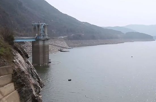 댐의 바닥이 드러날 정도로 가용할 수 있는 수자원의 양이 점점 줄어들고 있습니다. [사진=유튜브 화면캡처]