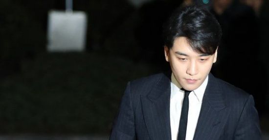 지난달 27일 빅뱅 전 멤버 승리(29·본명 이승현)가 피내사자 신분서울지방경찰청 광역수사대에 출석하고 있다.사진=연합뉴스