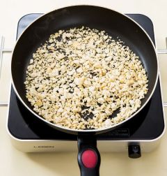 2. 두부는 칼등으로 곱게 으깨어 식용유를 약간 두르고 넓게 펴서 그대로 두어 노릇노릇하게 구워 식힌다.
(두부는 손두부처럼 단단한 두부를 사용하면 노릇노릇색도 내기 쉽고 고소한 맛도 좋다.)