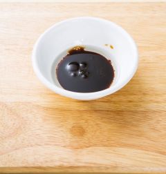 3. 간장 드레싱 재료를 섞는다.