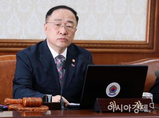 홍남기 경제부총리 겸 기획재정부 장관이 26일 서울 종로구 정부서울청사에서 열린 국무회의에서 모두발언을 하고 있다. /문호남 기자 munonam@