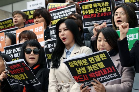 '고 장자연 문건' 목격자로 알려진 배우 윤지오씨가 지난 15일 오전 서울 종로구 세종문화회관 계단에서 열린 기자회견에 참석해 '김학의 전 법무부 차관 등에 의한 성폭력 사건', '고 장자연씨 사건'에 대한 진상규명을 촉구하며 구호를 외치고 있다. / 사진=연합뉴스