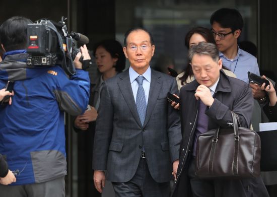 이학수 전 삼성그룹 부회장이 27일 오후 서울 서초구 서울고등법원에서 열린 이명박 전 대통령의 항소심 속행 공판에 증인으로 출석한 뒤 법원을 나서고 있다. 이 전 부회장은 이 전 대통령이 받는 가장 무거운 혐의 중 하나인 '삼성의 다스 소송비 대납 뇌물'의 진위를 가릴 핵심 인물로 꼽힌다.사진=연합뉴스