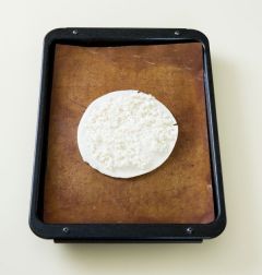 2. 토르티야 1장에 피자 치즈의 반만 얹는다. 토르티야를 1장 얹고 나머지 피자 치즈를 얹어 200℃로 예열한 오븐에서 10분 정도 굽는다.