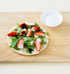 4. 발사믹 리덕션과 요거트를 골고루 뿌린다. 
(Tip 발사믹 리덕션은 발사믹 식초를 졸여 만든 제품으로, 집에서는 발사믹 식초에 분설탕(슈가파우더)을 약간 넣고 걸쭉하게 졸여서 쓰면 된다.)