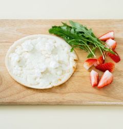 3. 구운 토르티야에 루콜라, 딸기, 리코타 치즈를 먹음직스럽게 얹는다.
(Tip 루콜라는 샐러드 채소로 대신해도 좋고 리코타 치즈가 없다면 크림치즈로 대체한다. )