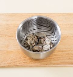 2. 굴은 소금물에 흔들어 씻어 굴 껍질이 없는지 확인하고 체에 밭쳐 물기를 뺀다.