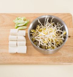 1. 콩나물은 씻어 건진다. 두부는 먹기 좋게 썰고 대파는 어슷하게 썬다.
