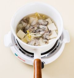 4. 국물이 끓으면 굴을 넣고 2분 정도 더 끓여 대파와 다진 마늘을 넣고 새우젓, 소금, 후춧가루로 간을 한다.
(Tip 굴을 넣으면 불순물이 생기니 국자로 걷어낸다. 또 기호에 따라 고춧가루를 넣어도 좋다.)