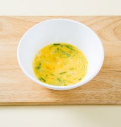 2. 달걀은 맛술을 넣어 곱게 푼 다음 대파를 넣어 섞는다.