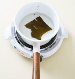 3. 냄비에 물 2컵과 다시마를 넣고 끓여 국물이 끓기 시작하면 3분 정도 더 끓이다가 불을 끈다. 2~3분 정도 지나면 다시마를 건져 낸다.