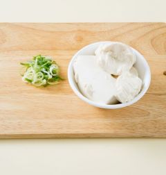 1. 순두부는 봉지 가운데를 잘라 그릇에 쏟아 숟가락으로  큼직하게 떠서 준비한다. 대파는 송송 썬다.