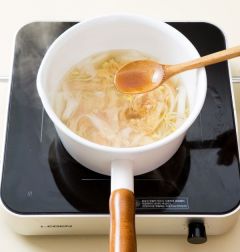 4. 국이 끓으면 국간장과 소금으로 간한 다음 다진 마늘, 대파, 청양고추를 넣어 2분 정도 더 끓인다.