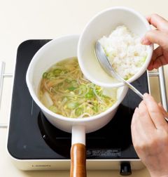 5. 그릇에 따끈한 밥을 넣고 콩나물 국물로 두세 번 토렴한 후 건더기와 함께 담는다.