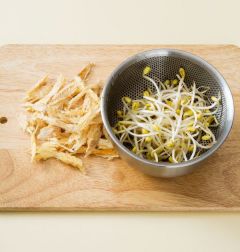 1. 콩나물은 다듬어 물에 씻어 건진다. 북어채는 먹기 좋은 크기로 자른다.