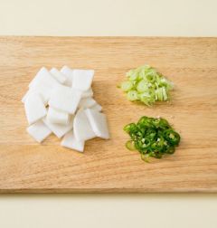 2. 무는 나박하게 썰고 청양고추와 대파는 송송 썬다.