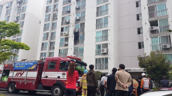 17일 오전 경남 진주시 가좌동 한 아파트 방화 난동 사망 사건이 발생한 현장에서 주민들이 안타깝게 지켜보고 있다. 이 사건으로 현재까지 주민 5명이 숨지고 11명이 다쳤다. 사진=연합뉴스