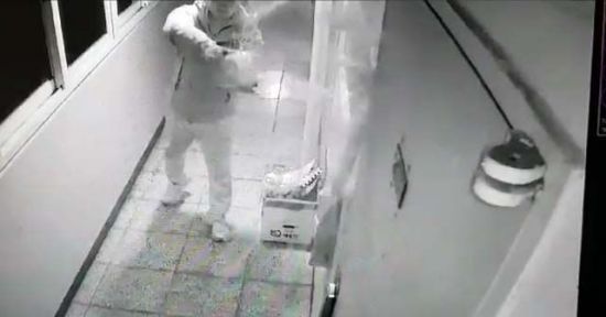 17일 오전 경남 진주시 가좌동 아파트에 방화·살해한 안모(42)씨가 과거에도 위층에 거주하는 주민에게 오물 투척하고 위협하는 장면이 폐쇄회로(CC)TV에 기록됐다. [이미지출처=연합뉴스]