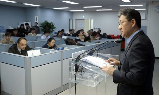 박양우 문화체육관광부 장관이 22일 정부세종청사에서 열린 기자간담회에서 질문에 답하고 있다.<문화체육관광부 제공>