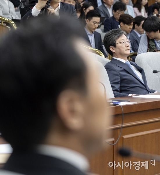 손학규 바른미래당 대표와 유승민 의원이 23일 국회에서 열린 의원총회에서 참석하고 있다. 이번 의총은 자유한국당을 제외한 여야4당이 합의한 공수처법과 선거제 개혁법안 패스스트랙 안건 상정을 논의하기 위해 열렸다./윤동주 기자 doso7@