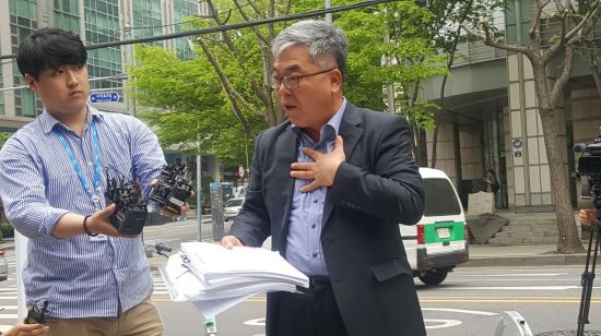 23일 서울지방경찰청 앞에서 배우 윤지오씨를 명예훼손 혐의로 고소한 김수민 작가의 법률대리인 박훈 변호사가 고소 이유를 설명하고 있다. (사진=최호경 기자)