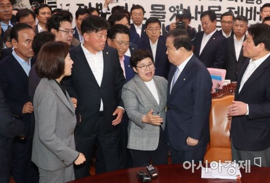 문희상 국회의장이 24일 국회 의장실을 점거한 나경원 자유한국당 원내대표 등 의원들과 설전을 벌이고 있다./윤동주 기자 doso7@
