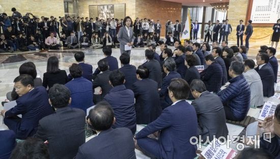 나경원 자유한국당 원내대표가 25일 국회 본회의장 로덴더홀에서 열린 비상의원총회에서 모두 발언을 하고 있다./윤동주 기자 doso7@