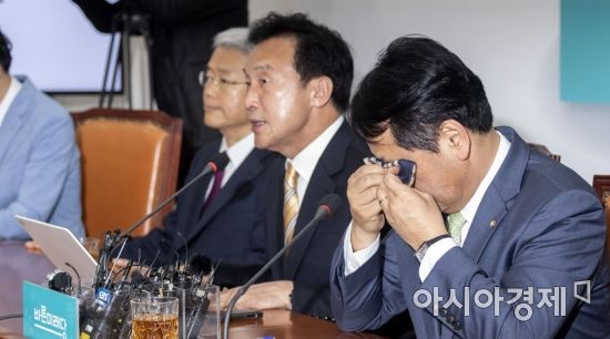 김관영 바른미래당 원내대표가 30일 국회에서 열린 손학규 당 대표와 공동 기자회견 도중, 감정이 북받치는 등 눈물을 흘리고 있다./윤동주 기자 doso7@