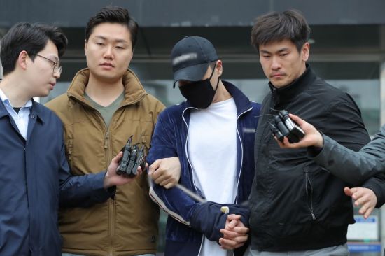 마약 투약 혐의를 받는 서울 강남의 클럽 '버닝썬' 이문호 대표가 26일 오전 서울 성북경찰서에서 검찰로 송치되며 취재진의 질문을 받고 있다. (사진=연합뉴스)